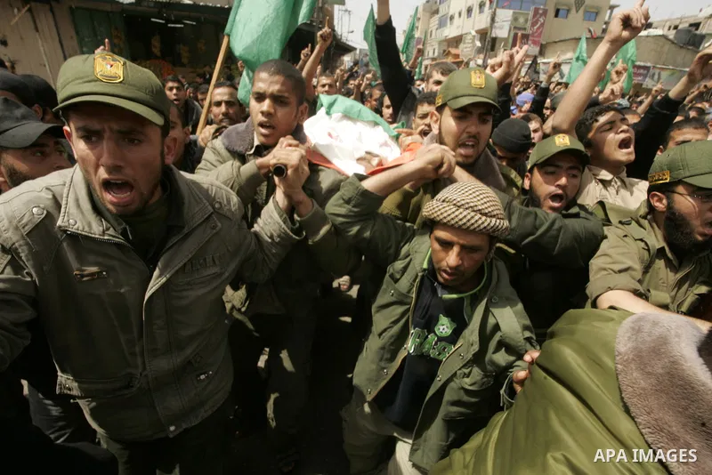Palestinian mourners carry the bodies of Hamas militants during their funeral in Rafah in the southern Gaza Strip April 8, 2011. Israeli air strikes in the Gaza Strip killed two militants from the Islamist group Hamas an...