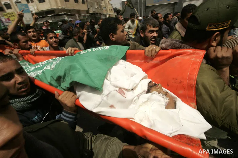 Palestinian mourners carry the bodies of Hamas militants during their funeral in Rafah in the southern Gaza Strip April 8, 2011. Israeli air strikes in the Gaza Strip killed two militants from the Islamist group Hamas an...