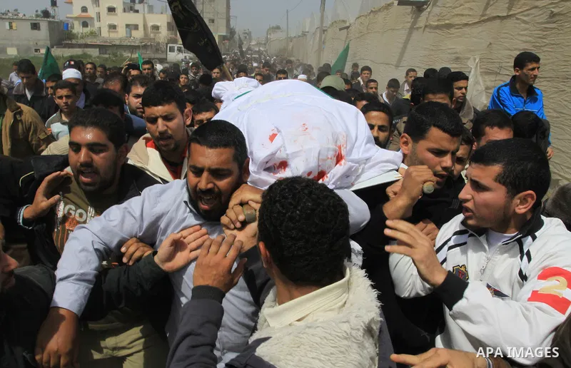 Palestinian mourners carry the body of Motaz Abu Jameh during his funeral in the southern Gaza Strip town of Khan Yunis on April 8, 2011 after Israeli warplanes pounded the coastal strip, killing at least three civilians...