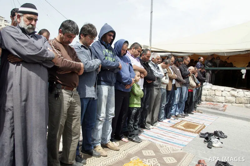 Palestinian demonstrators attend Friday prayers at the protest tent in Jerusalem's neighbourhood of silwan on April 08, 2011. Photo by Mahfouz Abu Turk
