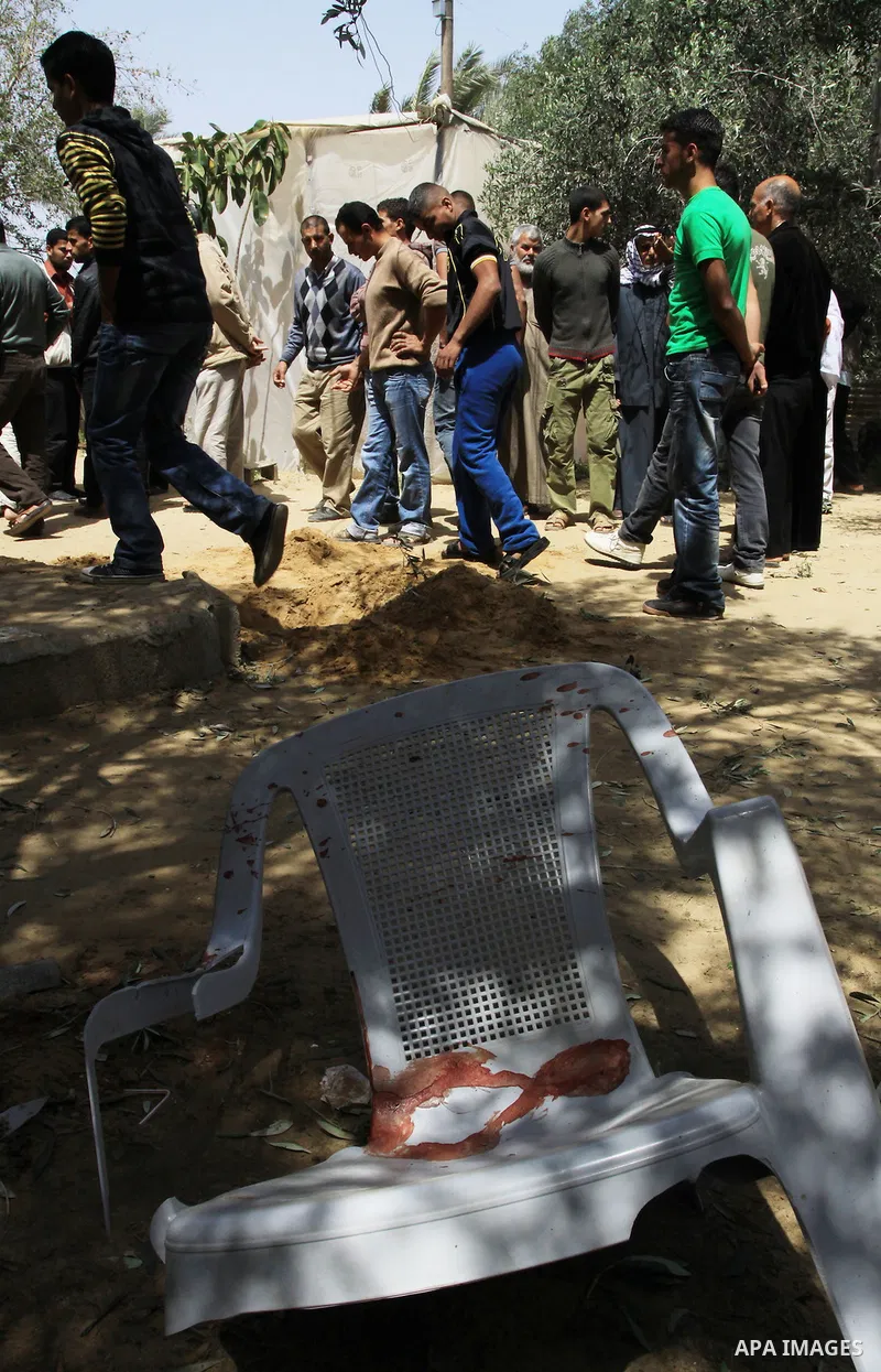 Palestinian mourners Attend funeral of Nidal Qudeih in the southern Gaza Strip town of Khan Yunis on April 8, 2011 after Israeli warplanes pounded the coastal strip, killing at least three civilians and two militants a d...