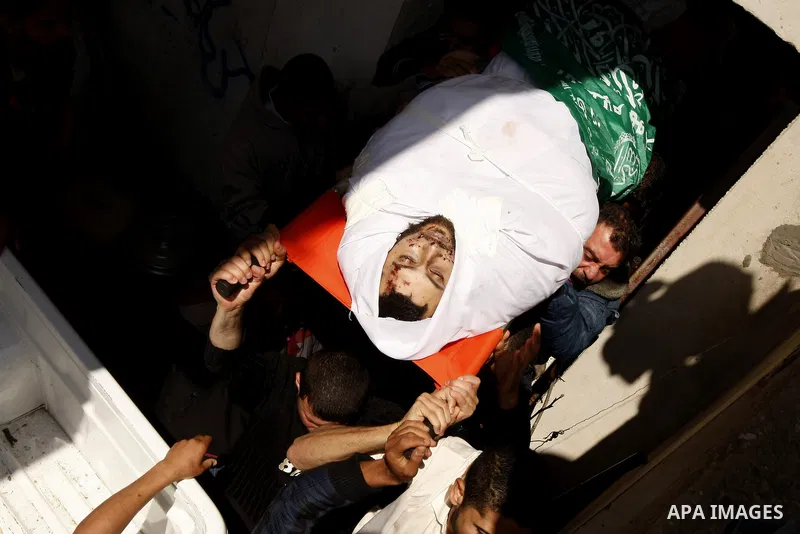 Palestinian mourners carry the body of Hamas militant Mohammed Awaja during his funeral in Rafah in the southern Gaza Strip on April 9, 2011 as the Israeli army pounded the Gaza Strip, killing at least 12 people while mi...