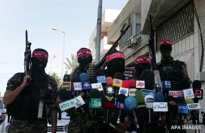 Palestinian militants of the National Resistance Brigades, the military wing of the Democratic Front for the Liberation of Palestine (DFLP), attend a news conference in the central Gaza City, 10 April 2011. Israel will c...