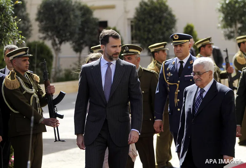 Palestinian President Mahmoud Abbas meets Spain's Crown Prince Felipe in the West Bank city of Ramallah April 12, 2011. Photo by STR