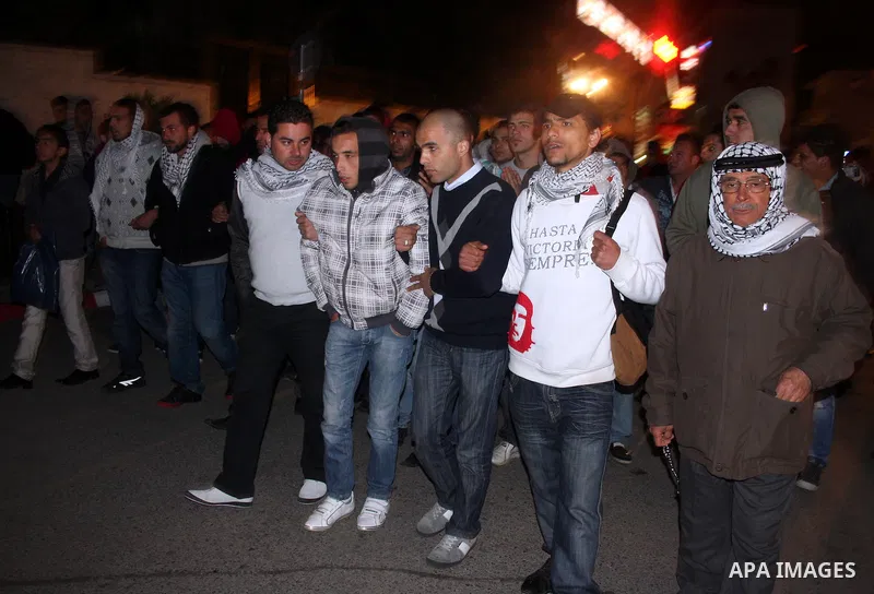 Palestinians protest in the West Bank city of Ramallah in support of hunger strikers calling for national unity and who have been on strike for the past nineteen days, on April 12, 2011. Photo by Issam Rimawi