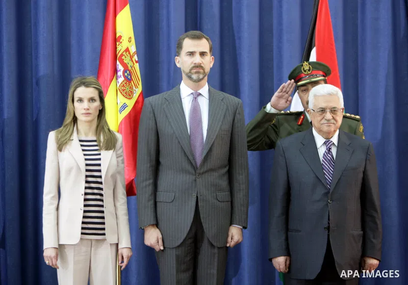 Palestinian President Mahmoud Abbas meets Spain's Crown Prince Felipe in the West Bank city of Ramallah April 12, 2011. Photo by Thaer Ganaim