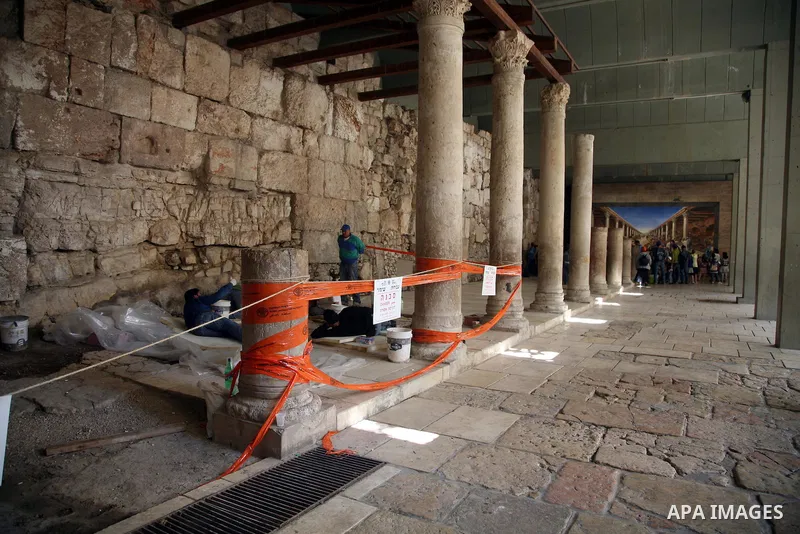 Workers from the Department of Antiquities are conducting some repairs in the Jewish Quarter in the Old City in East Jerusalem on April 14 2011. Photo by Sliman Khader