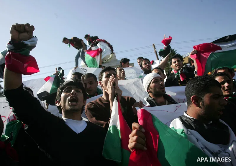 Palestinians take part in a symbolic funeral for Italian activist Vittorio Arrigoni in Gaza City, 15 April 2011. Security personnel found the body of Arrigoni, a pro-Palestinian activist from Italy, who was killed and le...
