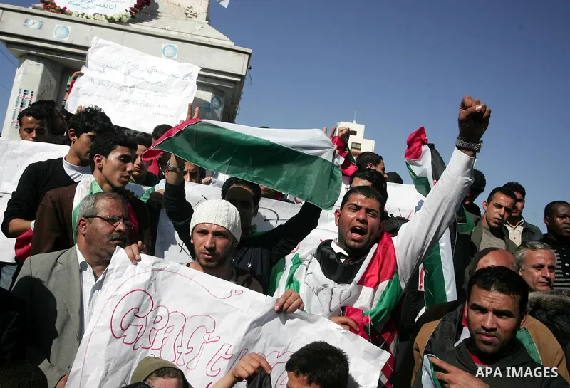 Palestinians take part in a symbolic funeral for Italian activist Vittorio Arrigoni in Gaza City, 15 April 2011. Security personnel found the body of Arrigoni, a pro-Palestinian activist from Italy, who was killed and le...