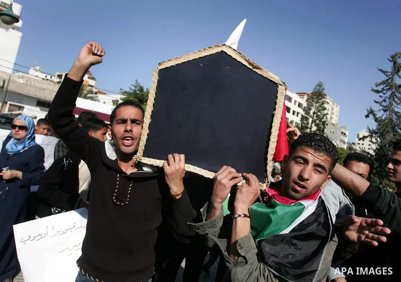 Palestinians take part in a symbolic funeral for Italian activist Vittorio Arrigoni in Gaza City, 15 April 2011. Security personnel found the body of Arrigoni, a pro-Palestinian activist from Italy, who was killed and le...