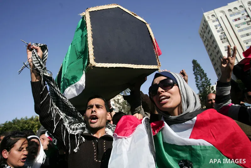 Palestinians take part in a symbolic funeral for Italian activist Vittorio Arrigoni in Gaza City, 15 April 2011. Security personnel found the body of Arrigoni, a pro-Palestinian activist from Italy, who was killed and le...