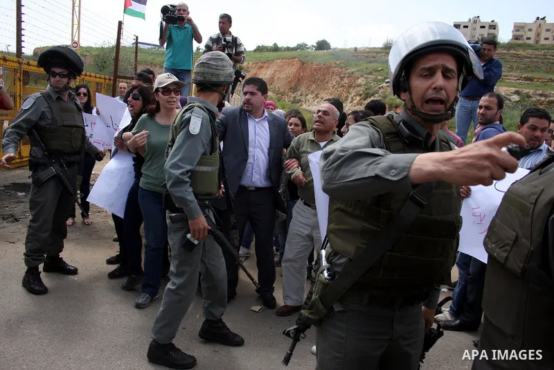 Palestinians and foreigners argue with Israeli soldiers during a protest outside Ofer prison, near the West Bank city of Ramallah, April 17, 2011, calling for the release of Palestinian prisoners from Israeli jails. Apri...