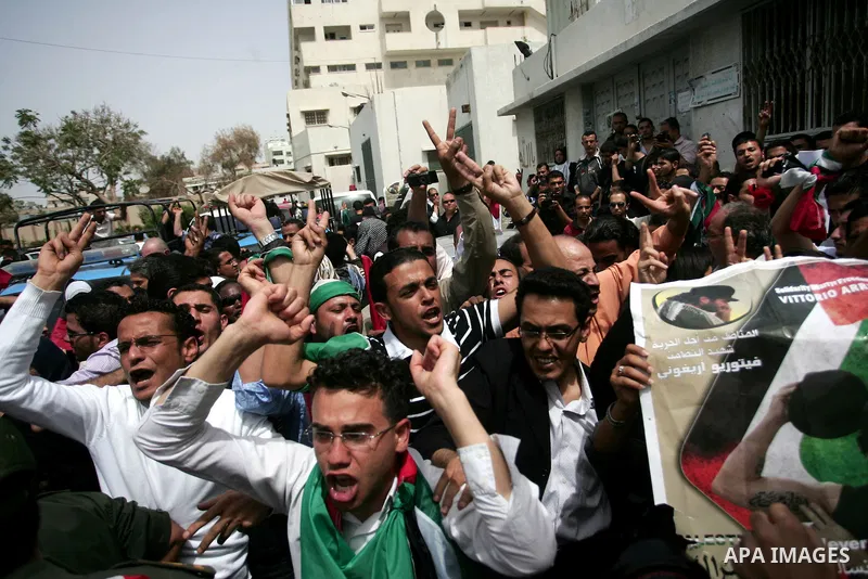 Palestinians react after the coffin of Italian activist Vittorio Arrigoni was removed from al-Shifa hospital in Gaza City April 18, 2011. Friends of the Italian activist Arrigoni arrived in Gaza to escort his body to Ita...
