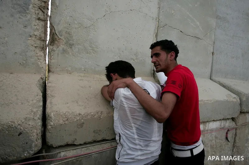 Palestinians and foreigners mourn during the "state funeral" of Italian activist Vittorio Arrigoni in Rafah, southern Gaza Strip, on April 18, 2011 before the transferring of his body to Egypt via the Rafah border crossi...