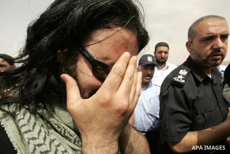 Palestinians and foreigners mourn during the "state funeral" of Italian activist Vittorio Arrigoni in Rafah, southern Gaza Strip, on April 18, 2011 before the transferring of his body to Egypt via the Rafah border crossi...