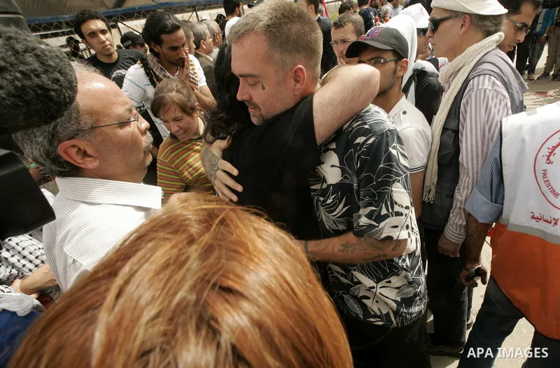 Palestinians and foreigners mourn during the "state funeral" of Italian activist Vittorio Arrigoni in Rafah, southern Gaza Strip, on April 18, 2011 before the transferring of his body to Egypt via the Rafah border crossi...