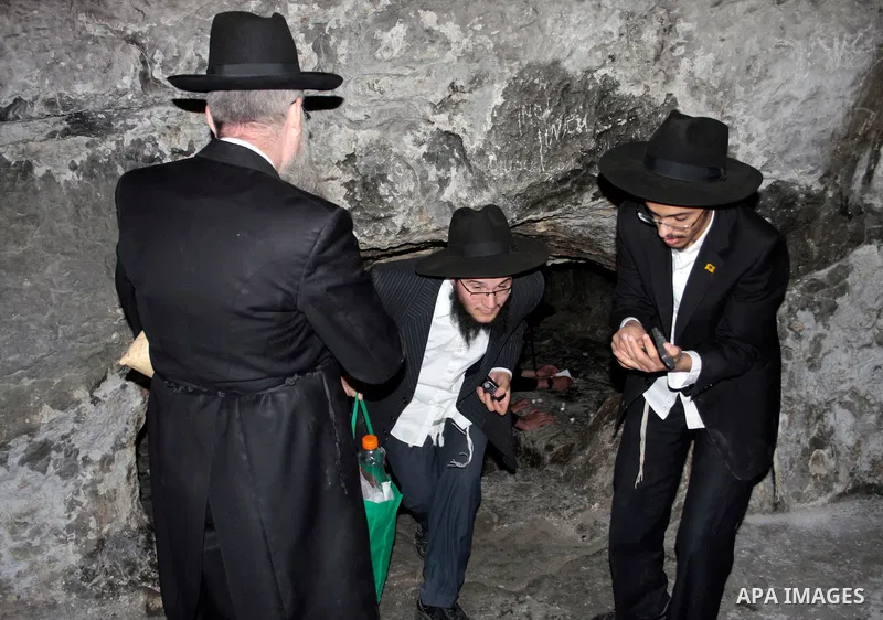 Jewish settlers visit the tomb of Othniel, son of Kenaz in Hebron in the occupied West Bank on April 20, 2011.The Israeli army imposed a temporary curfew on Palestinians in the city centre to allow Jewish settlers to vis...