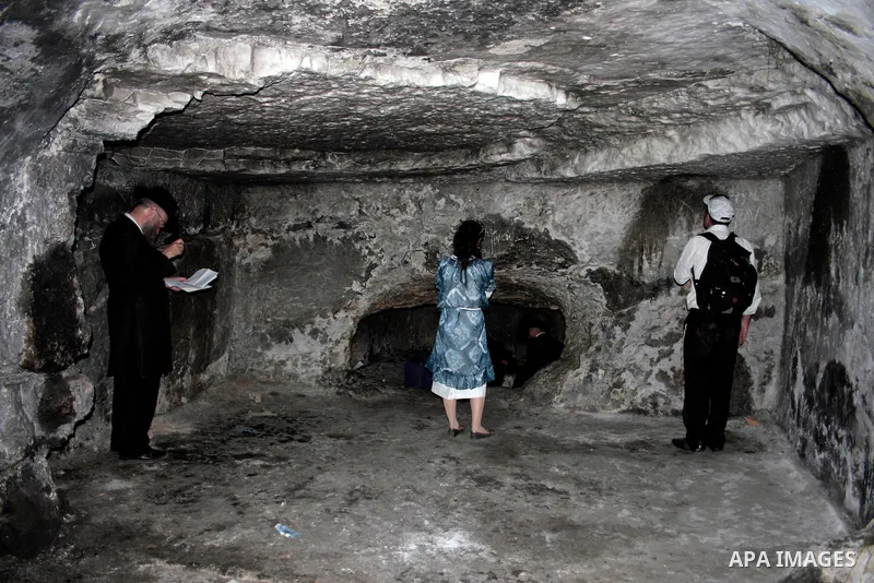 Jewish settlers visit the tomb of Othniel, son of Kenaz in Hebron in the occupied West Bank on April 20, 2011.The Israeli army imposed a temporary curfew on Palestinians in the city centre to allow Jewish settlers to vis...