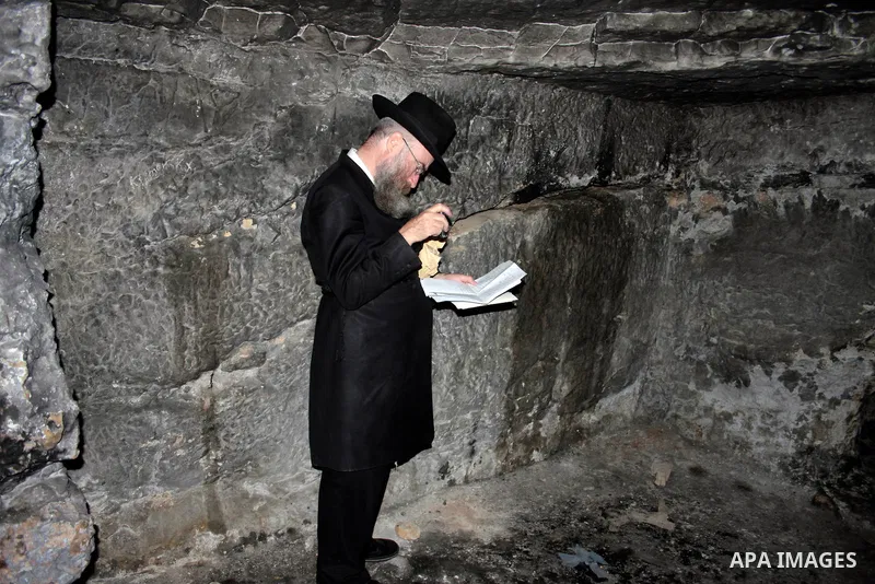 Jewish settlers visit the tomb of Othniel, son of Kenaz in Hebron in the occupied West Bank on April 20, 2011.The Israeli army imposed a temporary curfew on Palestinians in the city centre to allow Jewish settlers to vis...