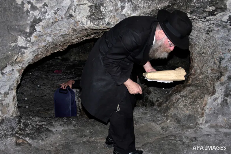 Jewish settlers visit the tomb of Othniel, son of Kenaz in Hebron in the occupied West Bank on April 20, 2011.The Israeli army imposed a temporary curfew on Palestinians in the city centre to allow Jewish settlers to vis...