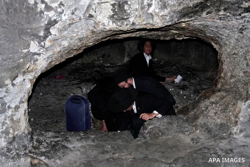Jewish settlers visit the tomb of Othniel, son of Kenaz in Hebron in the occupied West Bank on April 20, 2011.The Israeli army imposed a temporary curfew on Palestinians in the city centre to allow Jewish settlers to vis...