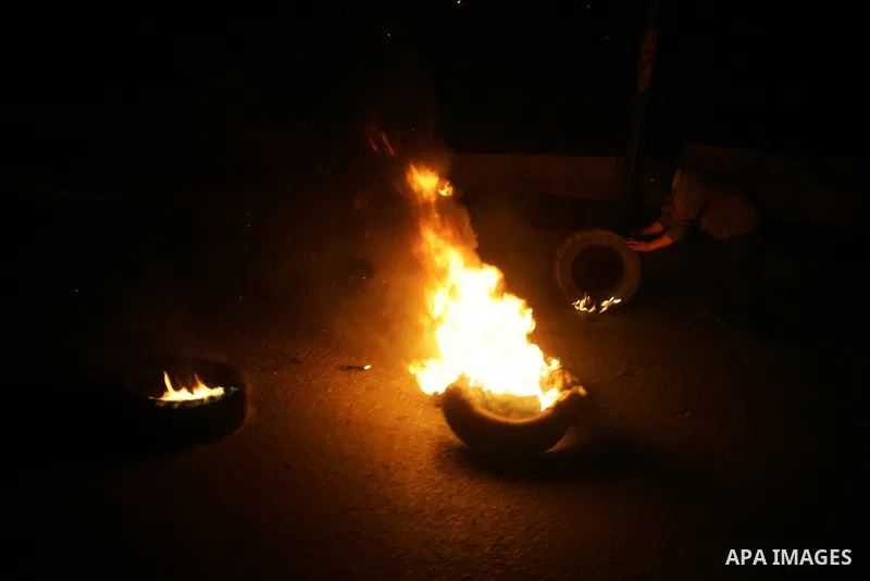 Palestinian youths set tyres ablaze during the clashes with Israeli soldiers in the Jerusalem neighbourhood of Silwan on April 20,2011. Photo by Mahfouz Abu Turk