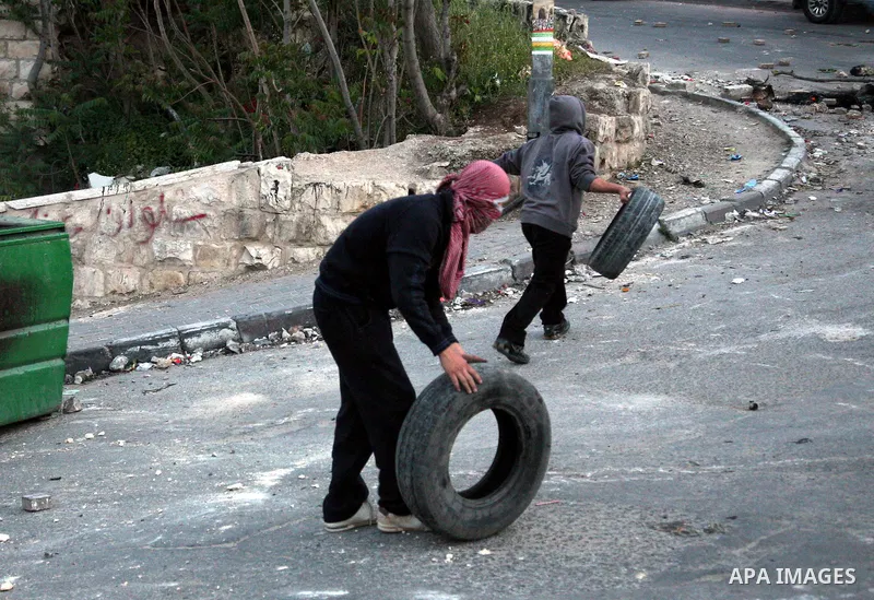 Palestinian youths set tyres ablaze during the clashes with Israeli soldiers in the Jerusalem neighbourhood of Silwan on April 20,2011. Photo by Sliman Khader