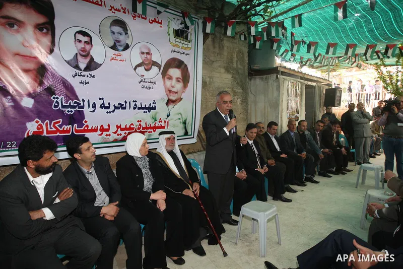 Palestinian Prime Minister, Salam Fayyad offers the condolences in the death of the child Abeer Yousef Eskafi in the West Bank city of Hebron on April 24, 2011. Photo by Mustafa Abu Dayeh
