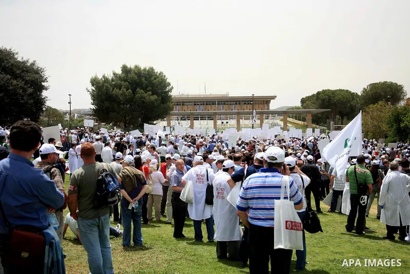 Doctors and medical students from all over Israel protest outside the Knesset in Jerusalem on April 27,2011 against the poor terms of their employment. Due to their strike surgeries that are not urgent will not be perfor...