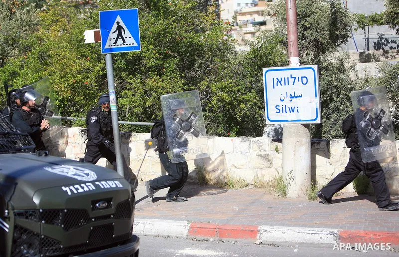 Israeli soldier take position during clashes with Palestinian youths in the flashpoint east Jerusalem neighbourhood of Silwan on April 29, 2010.. Photo by Sliman Khader