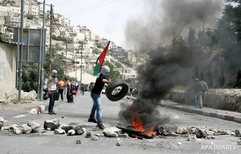 Palestinian youths prepare to hurl stones toward Israeli soldiers during clashes in the flashpoint east Jerusalem neighbourhood of Silwan on May 6,2011. Photo by Mahfouz Abu Turk