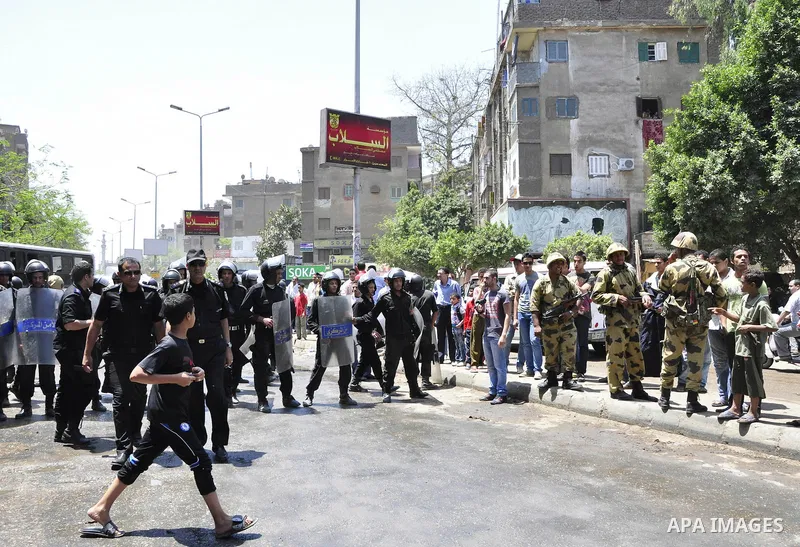 Egyptian military soldiers stand guard as Christians remove objects from the Virgin Mary church in the popular area of Imbaba in the Egyptian capital of Cairo on May 8, 2011 after clashes between Muslims and Christians w...