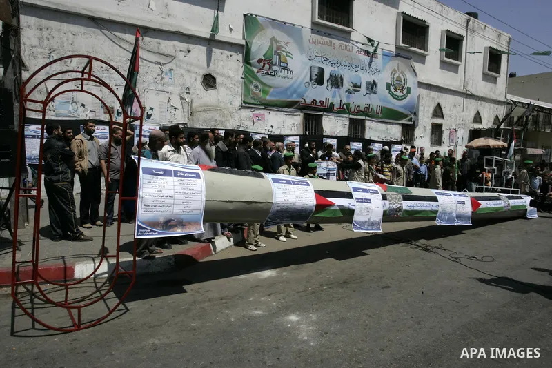 Palestinians gather around a giant key symbolising the keys to houses left by Palestinians in 1948 in the preparation to mark the 62nd anniversary of the "Nakba", Arabic for catastrophe, in the southern Gaza Strip town o...