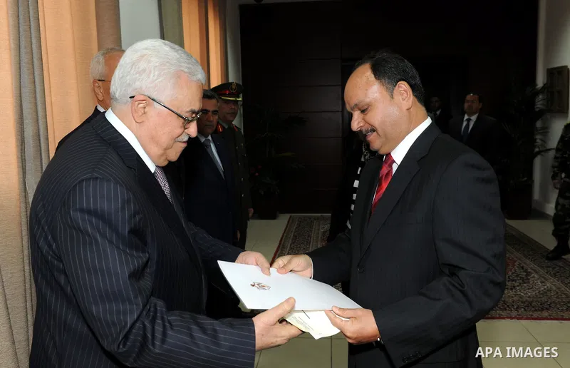 Palestinian President Mahmoud Abbas (Abu Mazen) points the new Jordanian ambassador to the Palestinian National Authority, Awad Sarhan in the West Bank city of Ramallah on May 14, 2011. Photo by Thaer Ganaim