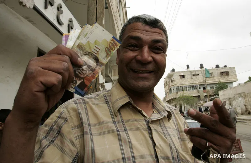 Palestinians employees received their salaries for the month of May through ATMs banks in Rafah in the southern Gaza Strip on May 17, 2011, Where Palestinian Authority delayed to pay salaries for this month after Israel...