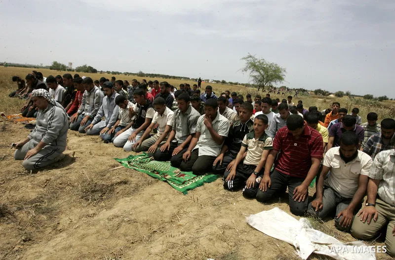 Palestinians pray during a protest near the town of Khan Yunis, close to the border between Israel and the southern Gaza Strip, on May 20, 2011. Photo by Abed Rahim Khatib