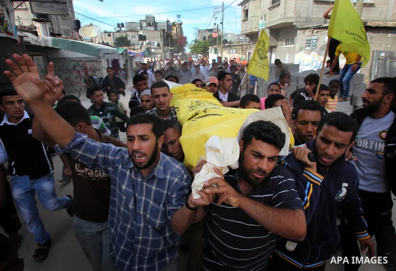 Palestinians carry the body of Ibraheem Farajallah during his funeral at the Nuseirat refugee camp in the central Gaza Strip May 21, 2011. Israeli troops shot dead a Palestinian spotted approaching its boundary fence wit...