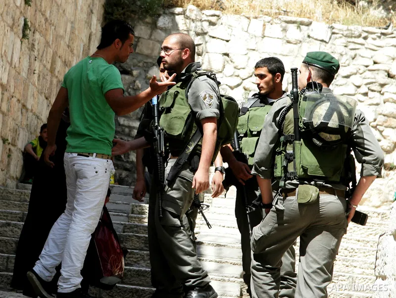 A Palestinian youth scuffles with Israeli border policemen in Jerusalem's old city on May 22,2011. Israeli Prime Minister Benjamin Netanyahu, trying to defuse reports of a crisis with the US over his rejection of Preside...
