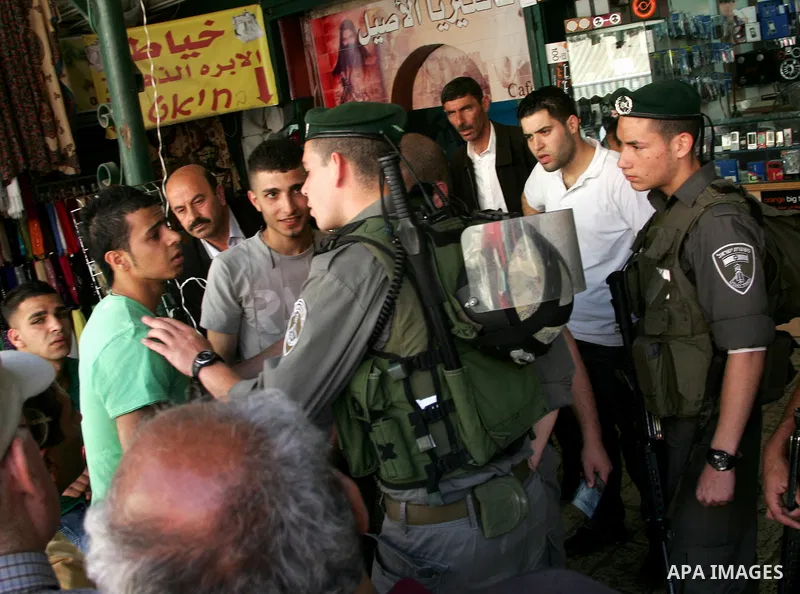 A Palestinian youth scuffles with Israeli border policemen in Jerusalem's old city on May 22,2011. Israeli Prime Minister Benjamin Netanyahu, trying to defuse reports of a crisis with the US over his rejection of Preside...