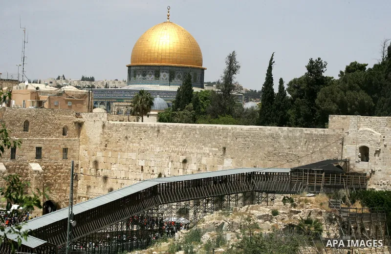 Israelis and tourists pray at the Western Wall in Jerusalem's old city on May 24, 2011. Israeli Prime Minister Benjamin Netanyahu told AIPAC that "only Israel can be trusted to ensure freedom for all faiths" in Jerusalem...