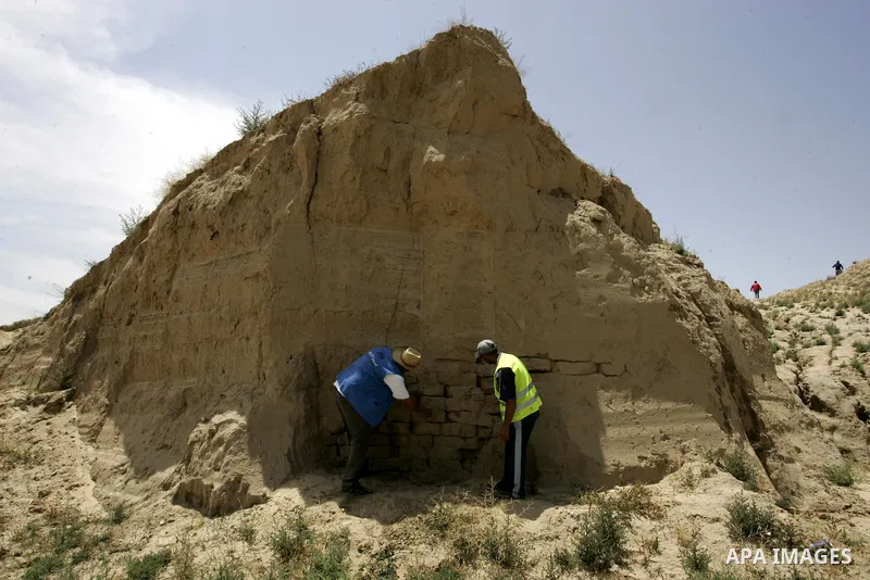 Palestinian workers excavate for ancient artifacts recently discovered near the Egyptian border town of Rafah are displayed by the Hamas-run ministry of tourism and antiquities in the southern Gaza Strip on May 25, 2011....