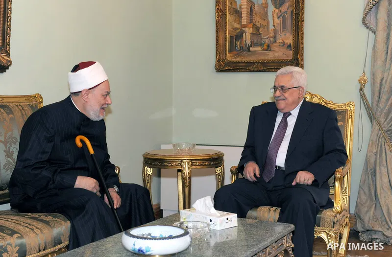 Palestinian President Mahmoud Abbas Abu Mazen) during a meeting with Grand Mufti of Egypt, Ali Gomaa in Cairo on May 30, 2011. Photo by Thaer Ganaim