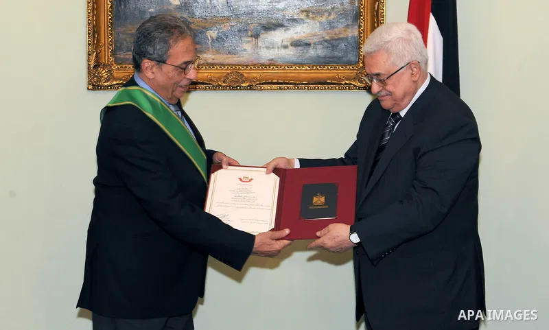 Palestinian President Mahmoud Abbas Abu Mazen) gives Star of Palestine to the Secretary General of the League of Arab States, Amr Moussa, in Cairo on May, 2011. Photo by Thaer Ganaim