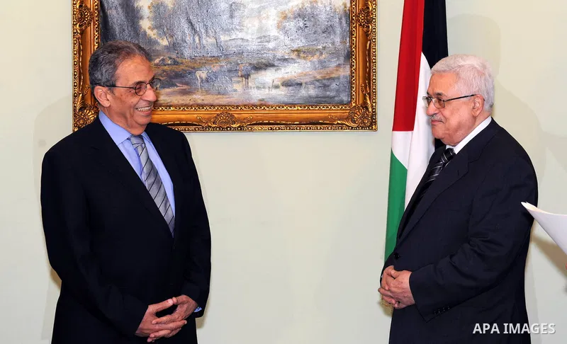 Palestinian President Mahmoud Abbas Abu Mazen) gives Star of Palestine to the Secretary General of the League of Arab States, Amr Moussa, in Cairo on May, 2011. Photo by Thaer Ganaim