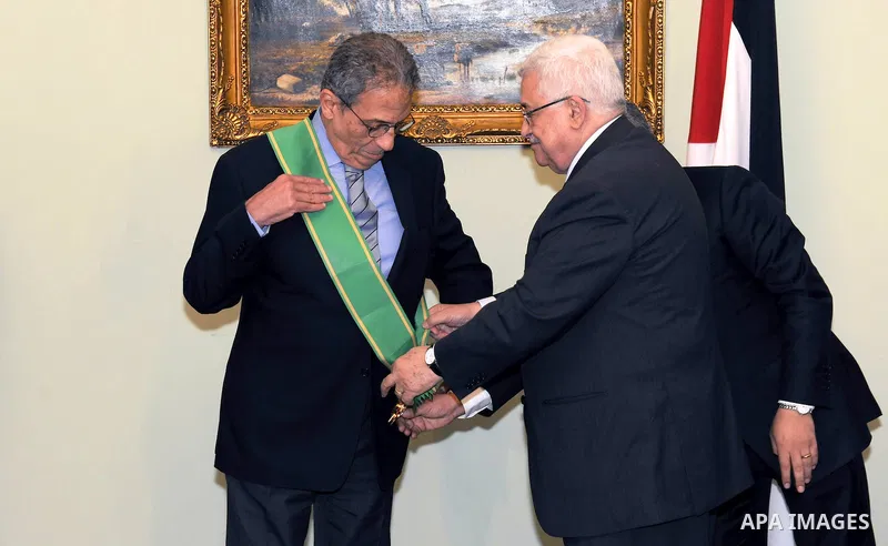 Palestinian President Mahmoud Abbas Abu Mazen) gives Star of Palestine to the Secretary General of the League of Arab States, Amr Moussa, in Cairo on May, 2011. Photo by Thaer Ganaim