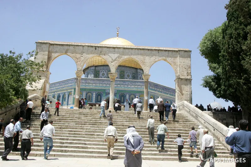 Palestinian Muslim worshipers walk in front of the Dome of the Rock during Friday prayer at the Al-Aqsa mosque compound in Jerusalem's Old City on June 03, 2011 as Israeli police restricted the entrance age to men over 4...