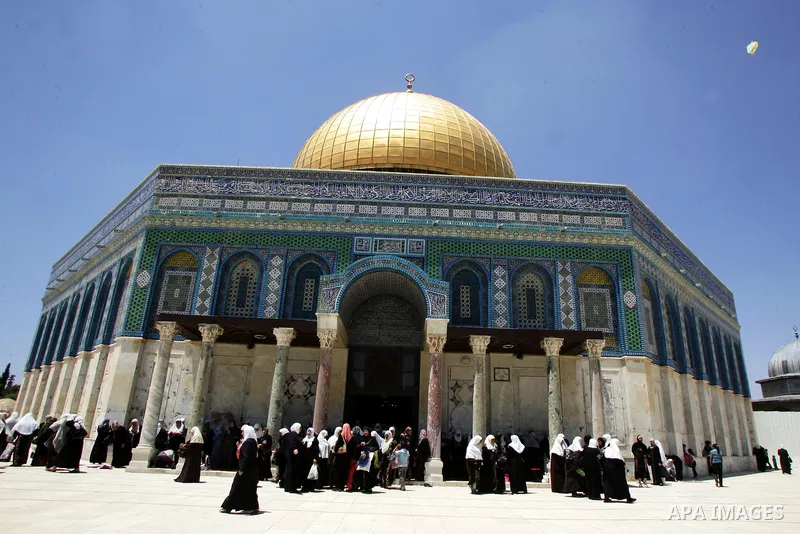 Palestinian Muslim worshipers walk in front of the Dome of the Rock during Friday prayer at the Al-Aqsa mosque compound in Jerusalem's Old City on June 03, 2011 as Israeli police restricted the entrance age to men over 4...