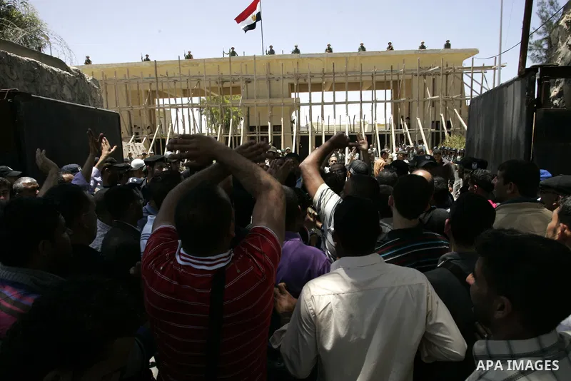Palestinians take part protest of a Rafah border crossing with Egypt in the southern Gaza strip on June 4, 2011. Dozens of Palestinian protesters in Gaza on Saturday stormed the iron gate of a border crossing with Egypt...