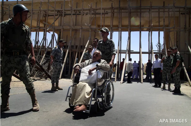 Egyptian soldiers help Palestinian passengers at the Rafah border crossing in the southern Gaza Strip 04 June 2011. Egyptian authorities reopened its Rafah border crossing with the Gaza Strip after a temporary closure wh...