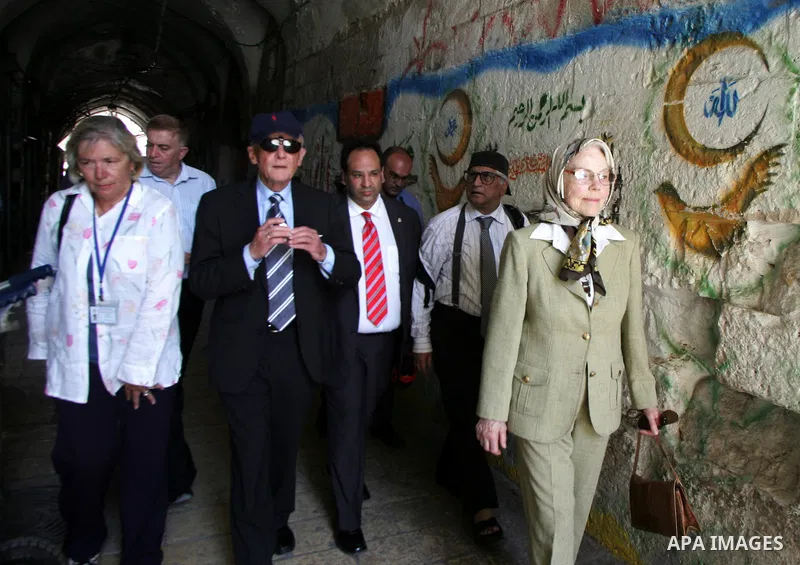 The former Prime Minister of Norway and his wife tour in Jerusalem's old city on June 9,2011. Photo by Mahfouz Abu Turk